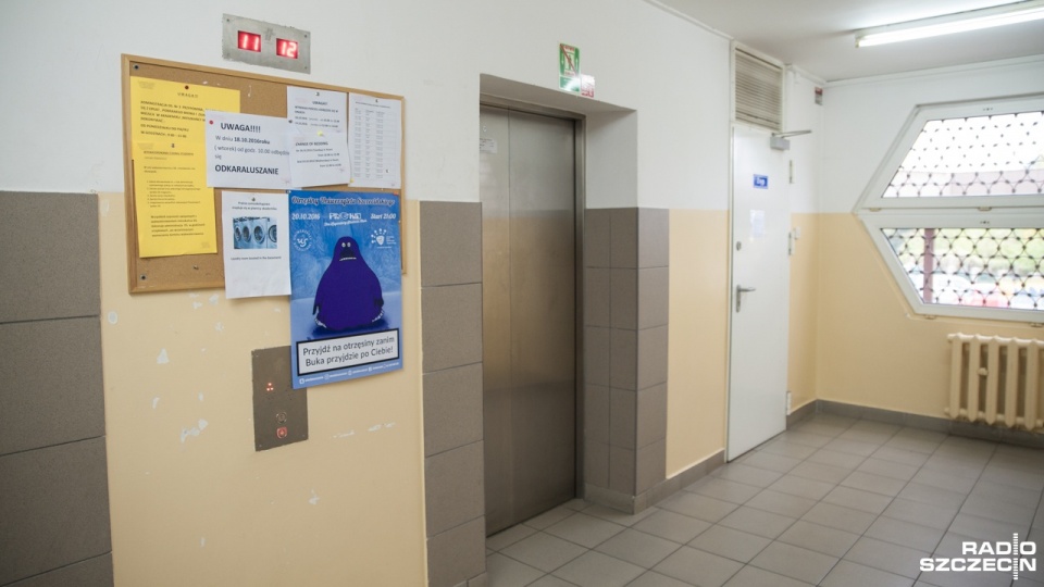 Ponad 700 mieszkańców, 12 pięter i... jedna sprawna winda. Druga - od dwóch tygodni nieczynna. To problem studentów z akademika "Kordecki" Uniwersytetu Szczecińskiego. Fot. Olaf Nowicki [Radio Szczecin]