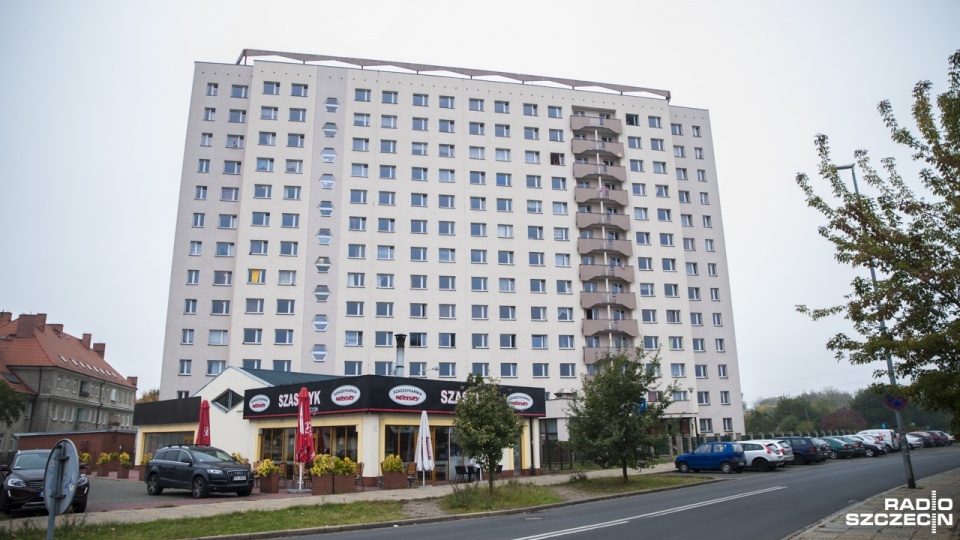 Ponad 700 mieszkańców, 12 pięter i... jedna sprawna winda. Druga - od dwóch tygodni nieczynna. To problem studentów z akademika "Kordecki" Uniwersytetu Szczecińskiego. Fot. Olaf Nowicki [Radio Szczecin]