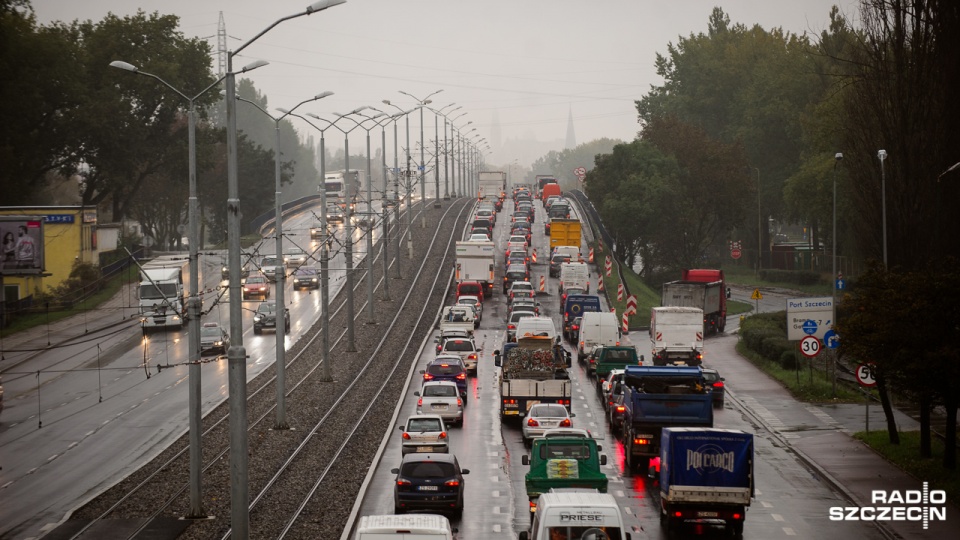 Kierowcom puszczają nerwy, bo przejazd z ulicy Struga przez Gdańską do centrum Szczecina zajmuje ponad godzinę. Fot. Konrad Nowak [Radio Szczecin]