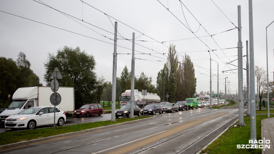 Kierowcom puszczają nerwy, bo przejazd z ulicy Struga przez Gdańską do centrum Szczecina zajmuje ponad godzinę. Fot. Konrad Nowak [Radio Szczecin]