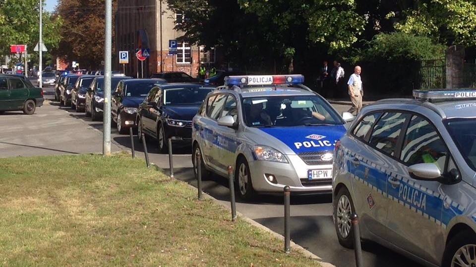Ochrona ministra była "zgodna z regulacjami BOR", a eskorta policji "nie odbiegała od procedur standardowo stosowanych w podobnych przypadkach" - tak Ministerstwo Spraw Wewnętrznych i Administracji odpowiada na pytania o kolumnę ośmiu aut, w której Marius