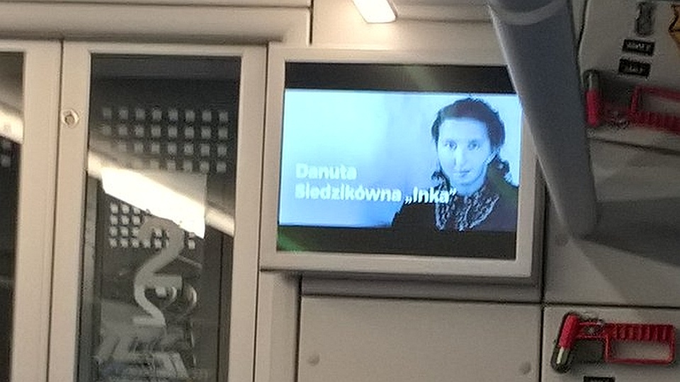 Wizerunek Danuty Siedzikówny na ekranie w pociągu. Fot. Damian Syjczak Twitter
