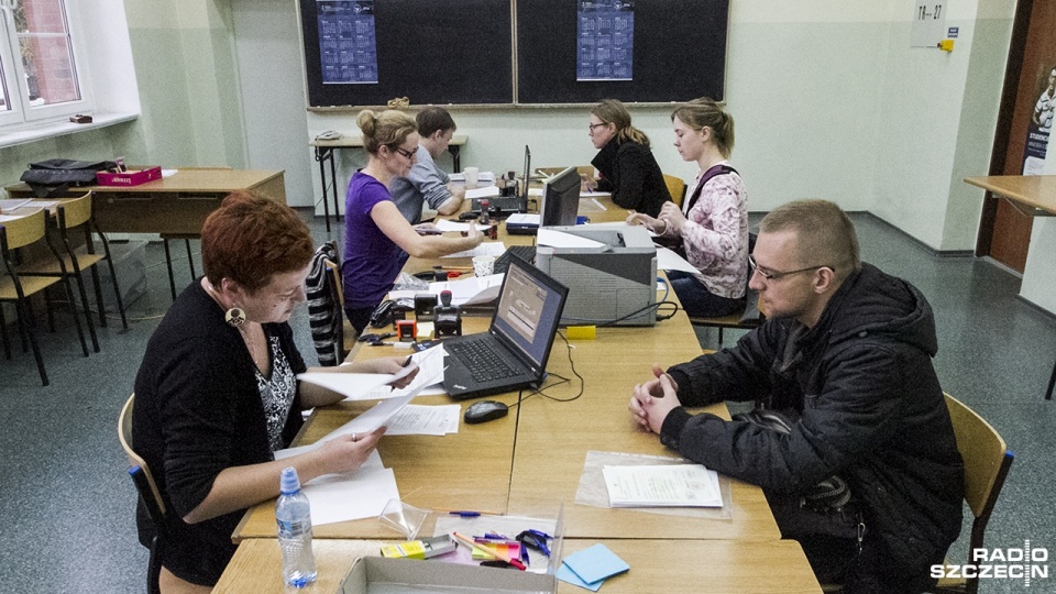 Studenci czekali w kolejce, by złożyć wniosek o stypendium socjalne. Fot. Weronika Łyczywek [Radio Szczecin]