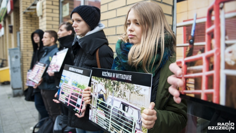 Protestowali przeciwko znęcaniu się nad zwierzętami w rzeźni w Witkowie. Fot. Olaf Nowicki [Radio Szczecin]
