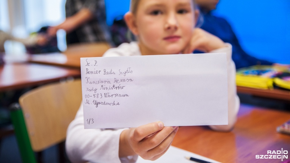 Uczniowie SP nr 21 "Na Głębokiem" piszą listy w sprawie leku dla 7-letniej Martyny Wójtowicz. Fot. Olaf Nowicki [Radio Szczecin]