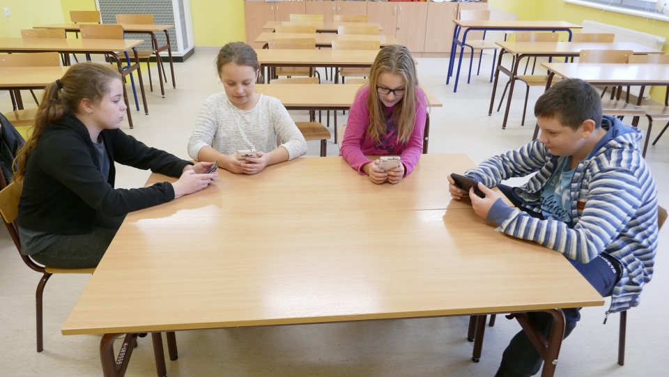 Uczniowie z podstawówki uczą się ze smartfonem w ręku. Fot. Alicja Szymańska [Radio Szczecin]