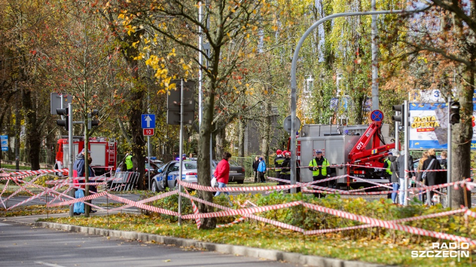 Po godzinie 12:30 między skrzyżowaniem z ulicą Santocką a Rondem Gierosa zderzyły się dwa auta osobowe. Fot. Konrad Nowak [Radio Szczecin]