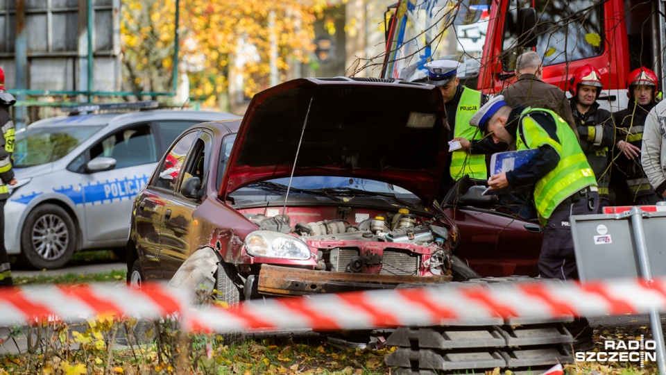 Po godzinie 12:30 między skrzyżowaniem z ulicą Santocką a Rondem Gierosa zderzyły się dwa auta osobowe. Fot. Konrad Nowak [Radio Szczecin]