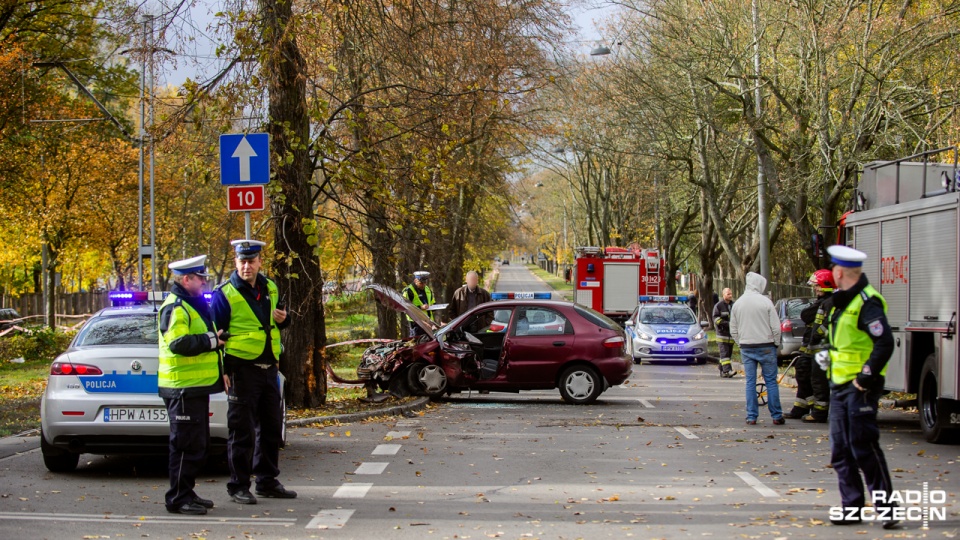 Po godzinie 12:30 między skrzyżowaniem z ulicą Santocką a Rondem Gierosa zderzyły się dwa auta osobowe. Fot. Konrad Nowak [Radio Szczecin]