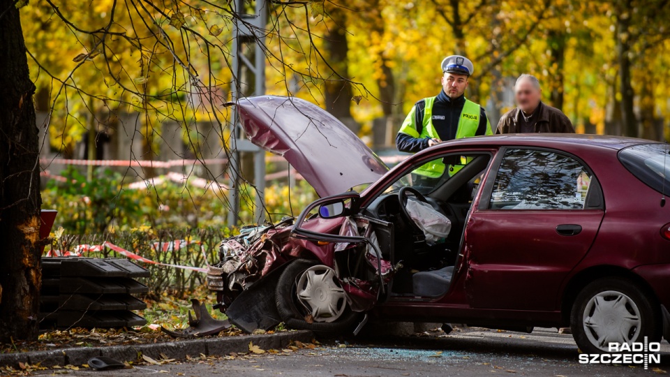 Po godzinie 12:30 między skrzyżowaniem z ulicą Santocką a Rondem Gierosa zderzyły się dwa auta osobowe. Fot. Konrad Nowak [Radio Szczecin]