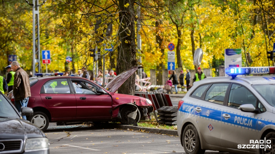Po godzinie 12:30 między skrzyżowaniem z ulicą Santocką a Rondem Gierosa zderzyły się dwa auta osobowe. Fot. Konrad Nowak [Radio Szczecin]