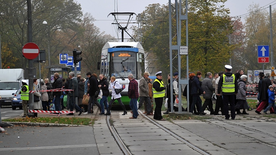 Przed Dniem Wszystkich Świętych na ulicach wokół Cmentarza Centralnego w Szczecinie panuje spory ruch. Fot. Łukasz Szełemej [Radio Szczecin/Archiwum]