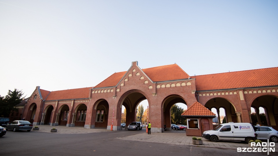 Administracja mieści się przy ul. Ku Słońcu, w lewym skrzydle głównej bramy Cmentarza Centralnego. Fot. Konrad Nowak [Radio Szczecin/Archiwum]