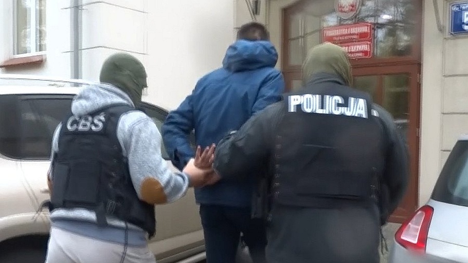 Funkcjonariusze Centralnego Biura Śledczego z Olsztyna zatrzymali cztery osoby, które próbowały przywłaszczyć 1,5 mln złotych. Fot. cbsp.policja.pl