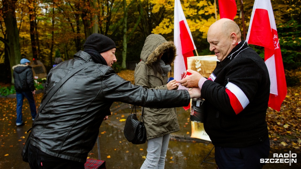 Wolontariusze prawie 10 fundacji i stowarzyszeń kwestują od rana na Cmentarzu Centralnym w Szczecinie. Fot. Konrad Nowak [Radio Szczecin]