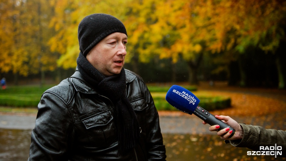 Wolontariusze prawie 10 fundacji i stowarzyszeń kwestują od rana na Cmentarzu Centralnym w Szczecinie. Fot. Konrad Nowak [Radio Szczecin]