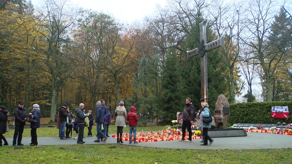 W ciągu dnia wielu szczecinian przychodziło pod Krzyż Katyński na Cmentarzu Centralny. Fot. Piotr Rakowski [Radio Szczecin]