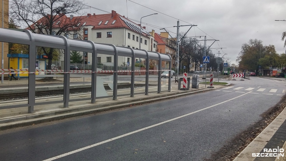 Od poniedziałku można już swobodnie przejeżdżać przez nowe rondo w Szczecinie u zbiegu ulic Żołnierskiej, Mickiewicza, Reduty Ordona i Wernyhory. Fot. Marek Borowiec [Radio Szczecin]