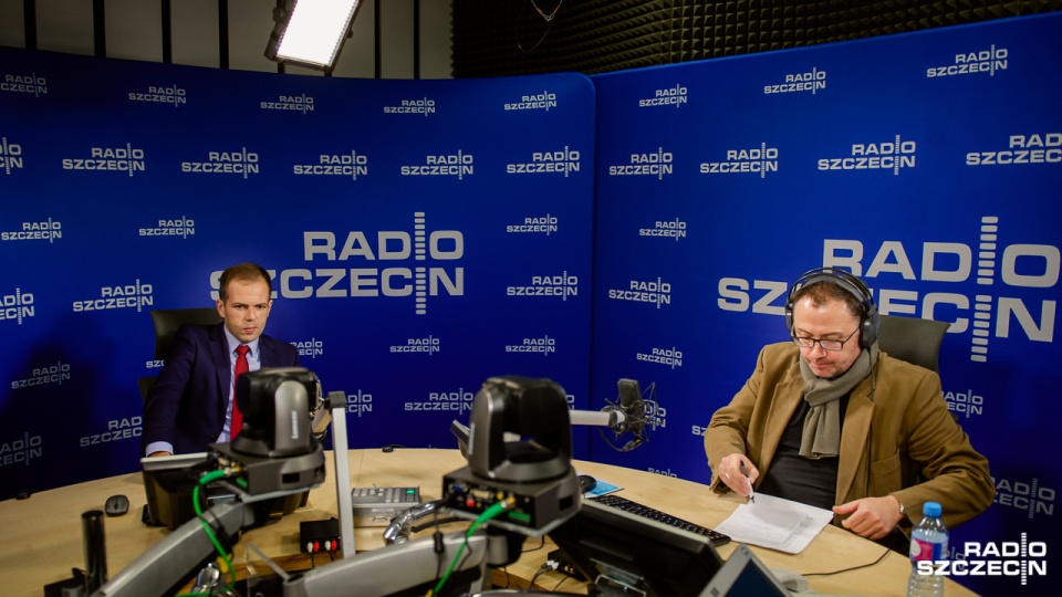 Rafał Niburski w studiu Radia Szczecin. Fot. Konrad Nowak [Radio Szczecin]