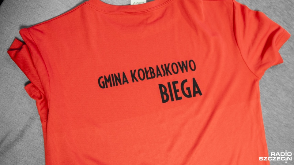 Kołbaskowo sprzedaje koszulki promujące gminę. Fot. Olaf Nowicki [Radio Szczecin]