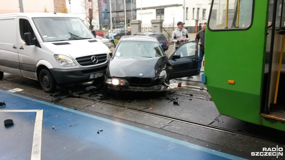 Dwa auta zderzyły się blisko przystanku tramwajowego na ulicy Jagiellońskiej w pobliżu skrzyżowania z al. Piastów. Fot. Krzysztof Kowalski [Radio Szczecin]