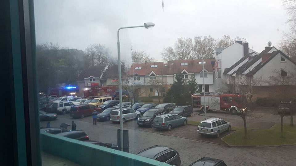 Pożar dwupiętrowego budynku w centrum Kołobrzegu. Fot. Adam Wójcik [Radio Szczecin]