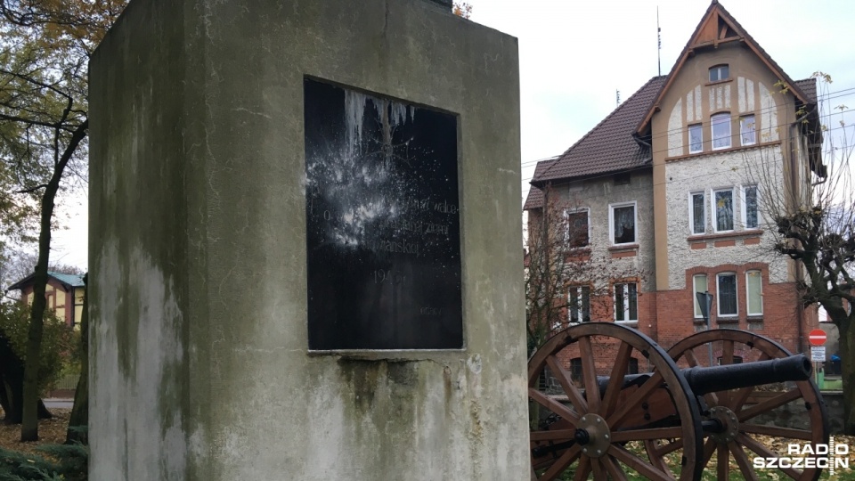 Zdewastowany pomnik Niepodległości w Nowogardzie. Fot. Kamil Nieradka [Radio Szczecin]