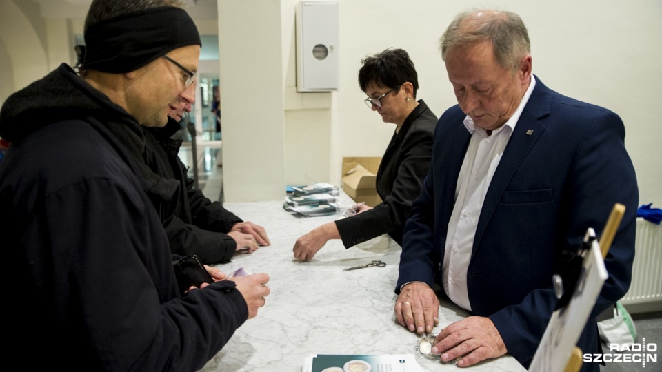 Kilkadziesiąt osób czekało w kolejce, by wymienić pięciozłotówkę na monetę z wizerunkiem Zamku Książąt Pomorskich w Szczecinie. Fot. Olaf Nowicki [Radio Szczecin]