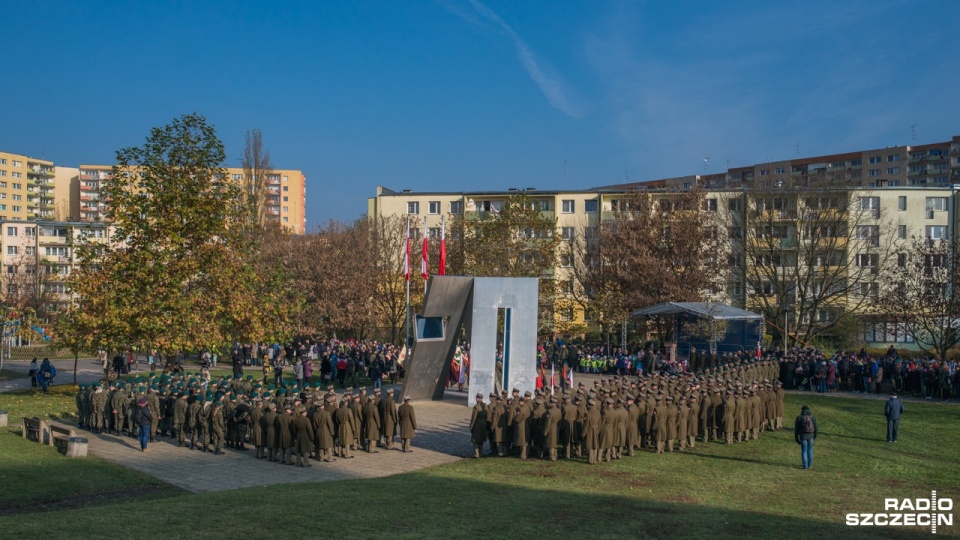 Uroczystości z okazji 98. rocznicy odzyskania przez Polskę niepodległości odbyły się w czwartek, w przededniu narodowego święta, na szczecińskim Osiedlu Słoneczne. Fot. Marek Kowalczyk [Radio Szczecin]