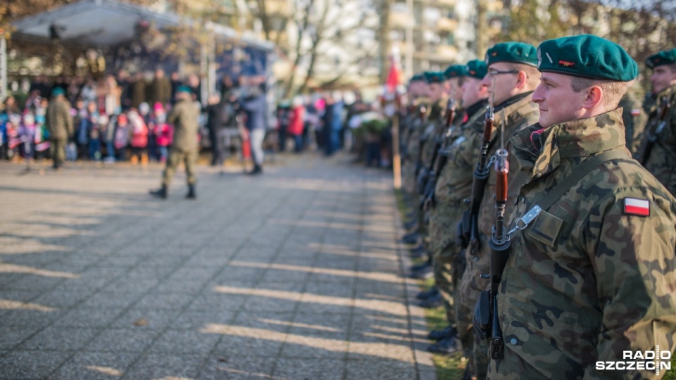 Uroczystości z okazji 98. rocznicy odzyskania przez Polskę niepodległości odbyły się w czwartek, w przededniu narodowego święta, na szczecińskim Osiedlu Słoneczne. Fot. Marek Kowalczyk [Radio Szczecin]