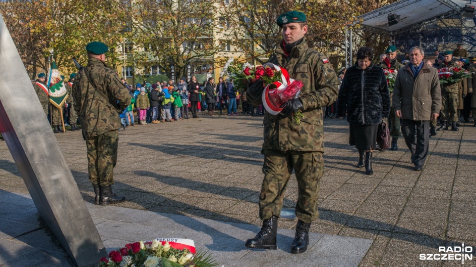 Uroczystości z okazji 98. rocznicy odzyskania przez Polskę niepodległości odbyły się w czwartek, w przededniu narodowego święta, na szczecińskim Osiedlu Słoneczne. Fot. Marek Kowalczyk [Radio Szczecin]