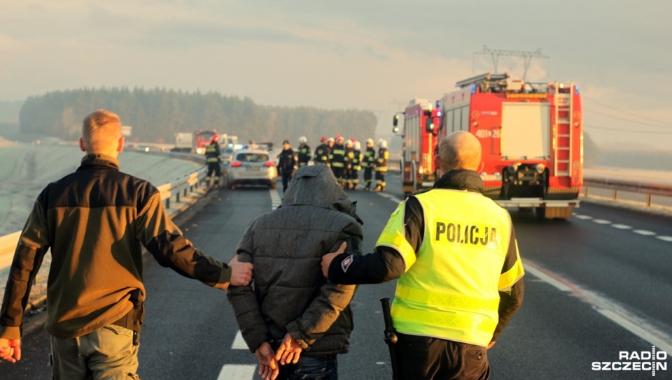 Sprawca porzucił rozbite auto i zaczął uciekać z miejsca wypadku, ale kilkaset metrów dalej zatrzymali go policjanci. Fot. Adam Wójcik [Radio Szczecin]