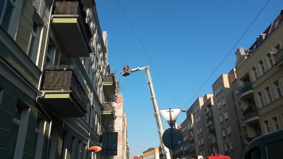 Pięć zastępów straży gasi pożar poddasza przy ulicy Bolesława Śmiałego w Szczecinie. Fot. Internautka Magda