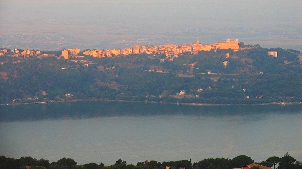 Castel Gandolfo to miasto w środkowych Włoszech w pobliżu jeziora Albano. Fot. www.wikipedia.org / Sudika