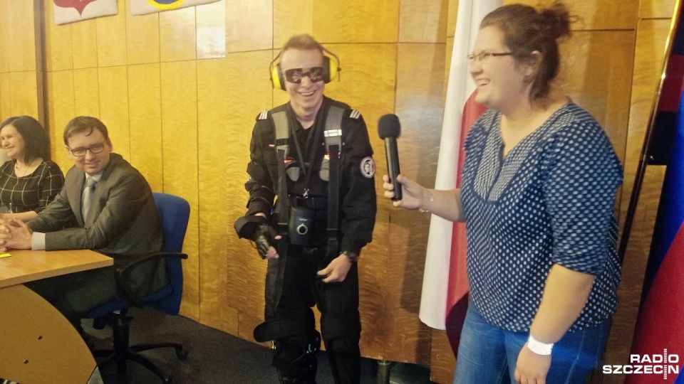 Symulator starości zaprezentowali w poniedziałek studenci Uniwersytetu Szczecińskiego. Fot. Monika Bielik [Radio Szczecin]