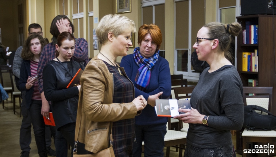 Wieczór literacki z Bronką Nowicką, wyróżnioną za książkę "Nakarmić kamień", odbył się w poniedziałek w Książnicy Pomorskiej.