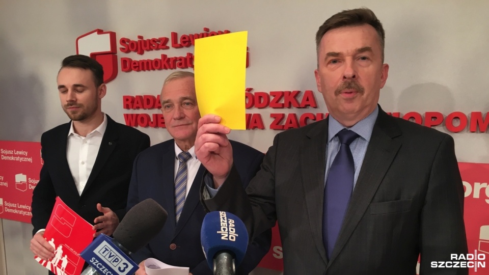 SLD pokazuje marszałkowi województwa "żółtą kartkę". Fot. Andrzej Kutys [Radio Szczecin]