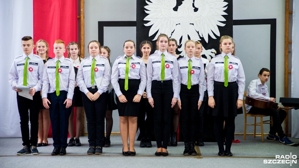 Musztrę i zajęcia praktyczne ze strażakami, policją czy pogranicznikami wprowadziło do programu nauczania Gimnazjum nr 18 w Szczecinie. Takie zajęcia ma klasa obronno-ratownicza. Fot. Olaf Nowicki [Radio Szczecin]