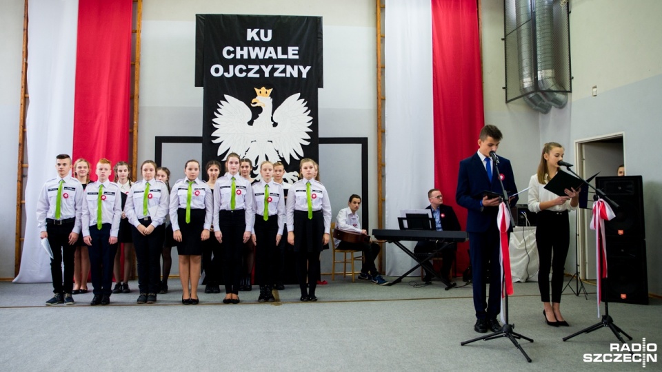 Musztrę i zajęcia praktyczne ze strażakami, policją czy pogranicznikami wprowadziło do programu nauczania Gimnazjum nr 18 w Szczecinie. Takie zajęcia ma klasa obronno-ratownicza. Fot. Olaf Nowicki [Radio Szczecin]