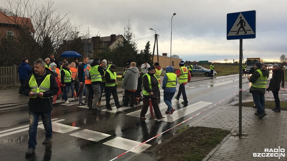 Domagają się znaków ograniczających prędkość oraz chodnika, dlatego zablokowali drogę. Fot. Elżbieta Bielecka [Radio Szczecin]