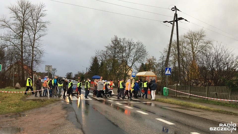 Domagają się znaków ograniczających prędkość oraz chodnika, dlatego zablokowali drogę. Fot. Elżbieta Bielecka [Radio Szczecin]
