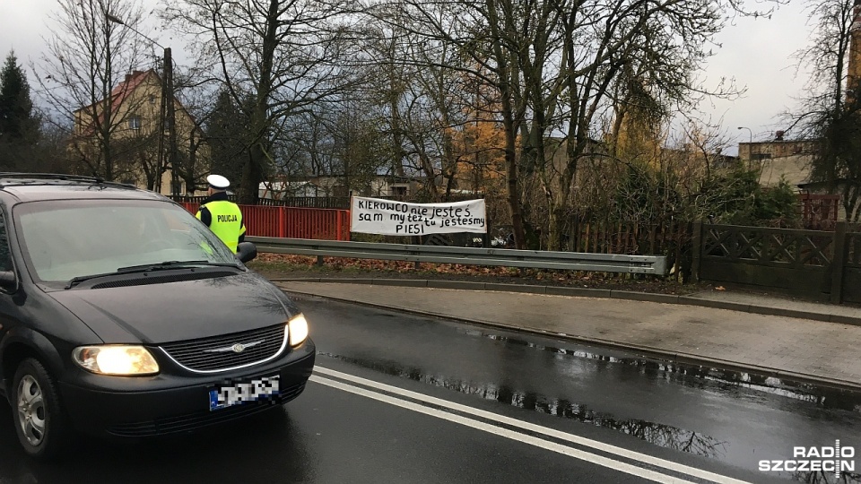 Domagają się znaków ograniczających prędkość oraz chodnika, dlatego zablokowali drogę. Fot. Elżbieta Bielecka [Radio Szczecin]
