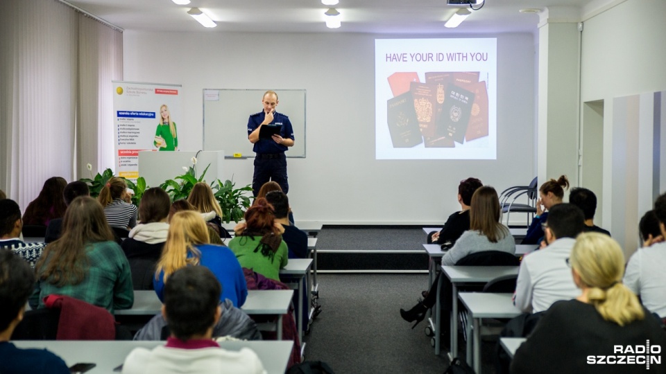 Nie wdawajcie się w bójki, wybierajcie "bezpieczne puby", nie chodźcie samemu i nie stwarzajcie wrażenia, że jesteście "bezbronni" - takie rady ma policja dla zagranicznych studentów przebywających w Szczecinie. Fot. Olaf Nowicki [Radio Szczecin]