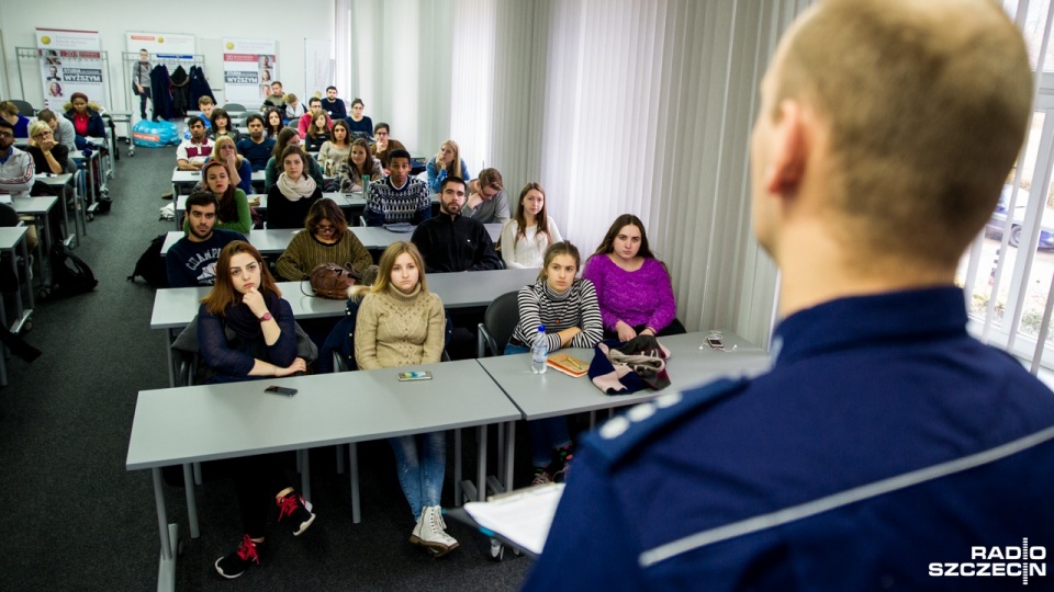 Nie wdawajcie się w bójki, wybierajcie "bezpieczne puby", nie chodźcie samemu i nie stwarzajcie wrażenia, że jesteście "bezbronni" - takie rady ma policja dla zagranicznych studentów przebywających w Szczecinie. Fot. Olaf Nowicki [Radio Szczecin]