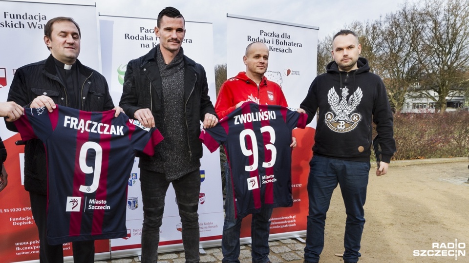 Adam Frączczak (drugi z lewej) jest jednym z piłkarzy Pogoni Szczecin, który wsparł akcję "Paczka dla Rodaka i Bohatera na Kresach". Fot. Weronika Łyczywek [Radio Szczecin]