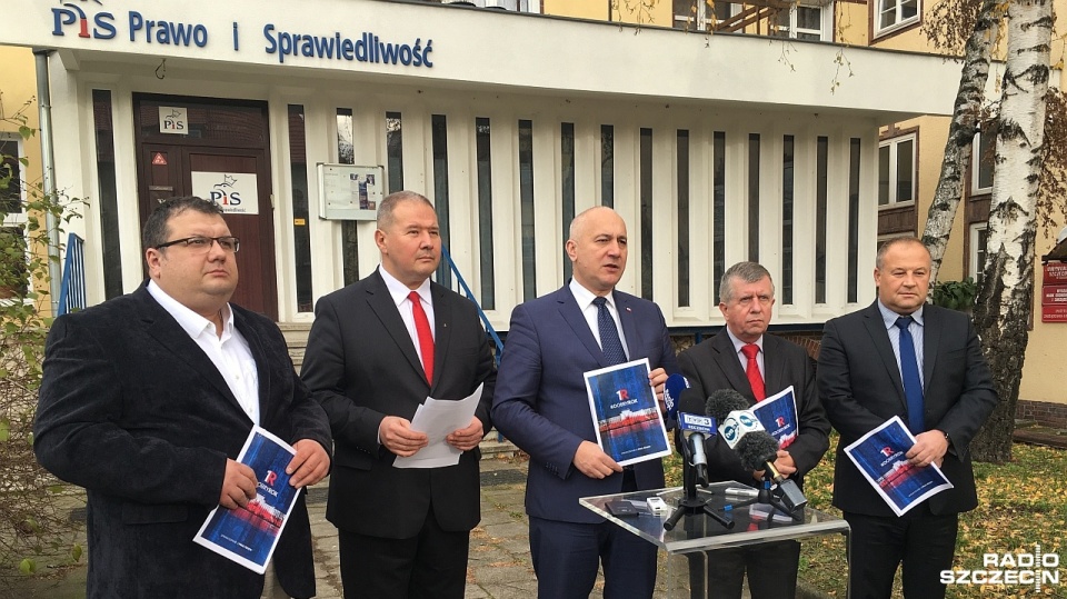 #DobryRok - takim hasłem szczecińscy politycy Prawa i Sprawiedliwości podsumowali rok rządu Beaty Szydło. Fot. Kamil Nieradka [Radio Szczecin]