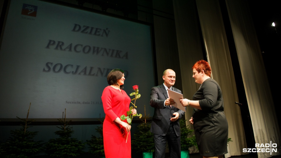 W poniedziałek prezydent Piotr Krzystek wręczył nagrody 25 pracownikom socjalnym, a Stowarzyszeniu "Zrozumieć" - wyróżnienie. Fot. Konrad Nowak [Radio Szczecin]