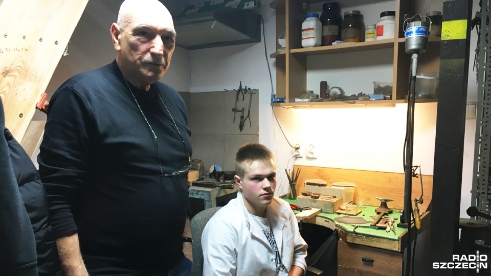 Mistrz złotnik Henryk Szymankowski i 17-letni uczeń Przemek Bober. Fot. Anna Łukaszek [Radio Szczecin]