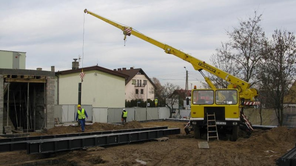 Rozpoczął się montaż szkieletu nowego budynku szkoły podstawowej w Bezrzeczu pod Szczecinem. Źródło fot.: www.dobraszczecinska.pl