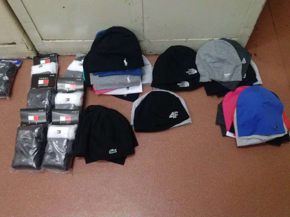 Pięć lat więzienia grozi mężczyźnie, który handlował podróbkami w Szczecinie. Mat. Policji